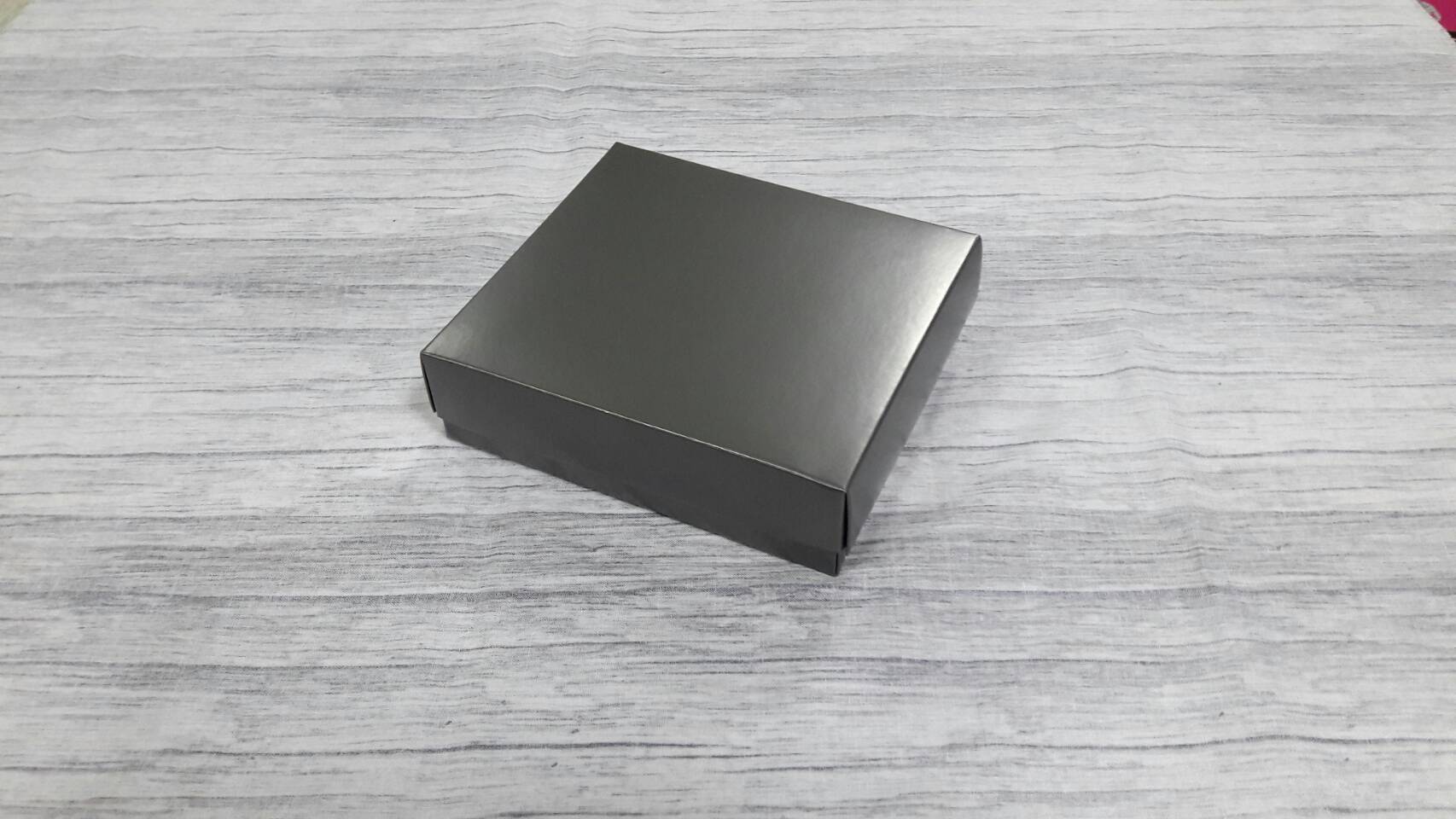 กล่องของขวัญ กล่องฝาครอบ ขนาด 14.5*13*4 ซม.กล่องของที่ระลึก กล่องอเนกประสงค์ กล่องของใช้ กล่องพวงมาลัย กล่องใส่ผ้าไหม สีเทาดำ ราคา 295 บาท/20 ใบ