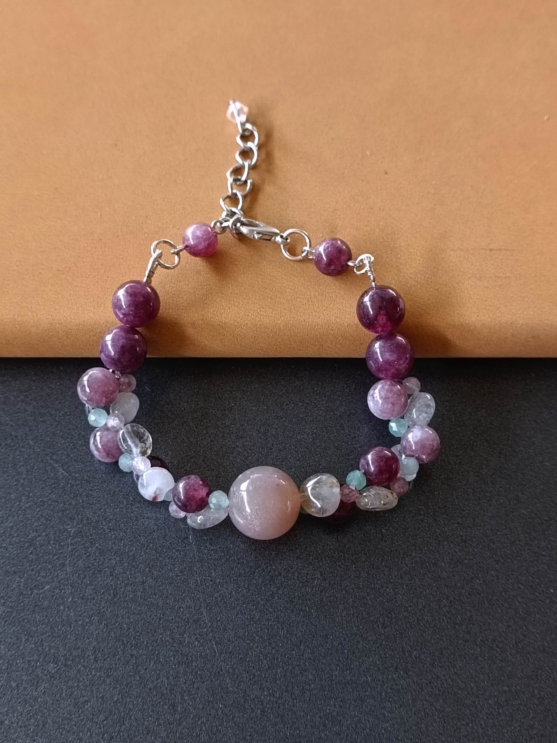 สร้อยข้อมือหินแท้ "Bobbie" Love & Harmony Bracelet (Peach Moonstone+ Garnet)