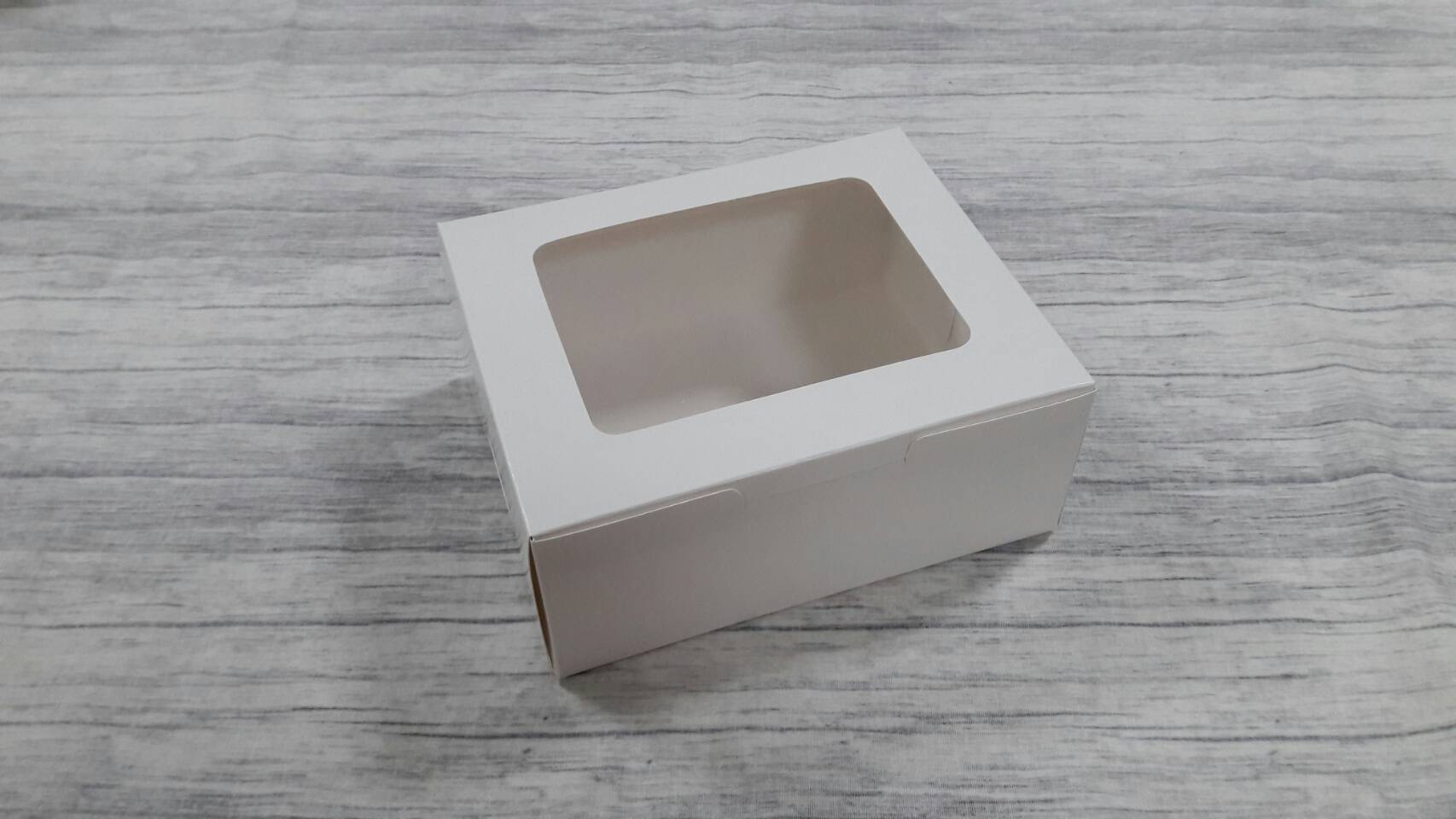 กล่องขนม กล่องเค้ก กล่องคัพเค้ก กล่องชิฟฟ่อน กล่องอเนกประสงค์ (หน้าต่างพลาสติก) ขนาด 14.0x17.0x7.0 ซม. สีขาว ราคา 160 บาทต่อแพ็ค (20ใบ)