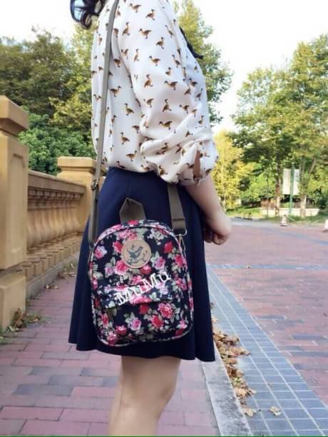 กระเป๋าผ้ากันน้ำสะพายยาวข้าง ยี่ห้อ Mumu สีดำชมพู่ลายดอก