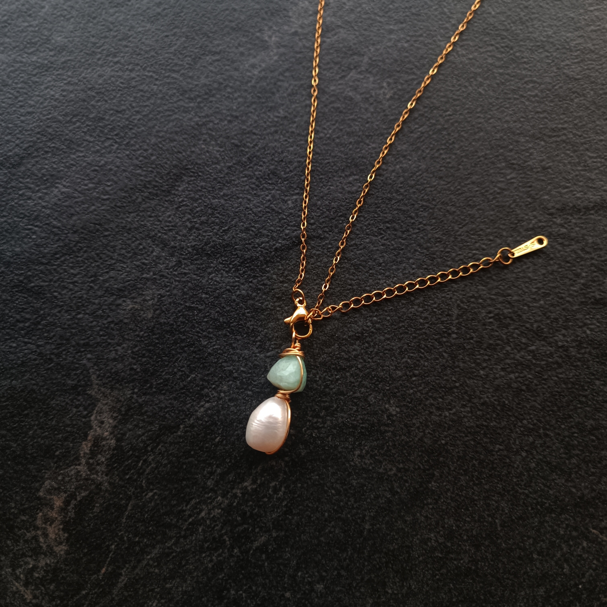สร้อยคอพร้อมจี้ ประดับหินแท้ "Little Vivian" Amazonite + Pearl Necklace (Inner Peace , ชำระพลังงานAura )