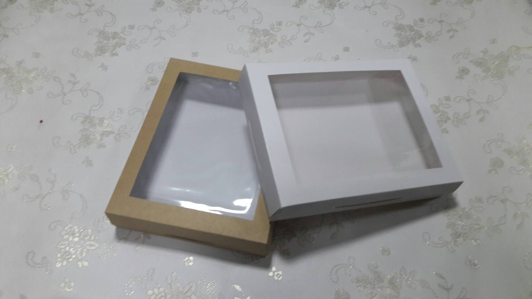 กล่องบราวนี่ กล่องชิฟฟ่อน กล่องขนมเปี๊ยะ กล่องพาย ขนาด 20.5x26.0x5.0 ซม.สีขาว ราคา 265 บาทต่อแพ็ค 20ใบ (กระดาษหนา 300 แกรม)