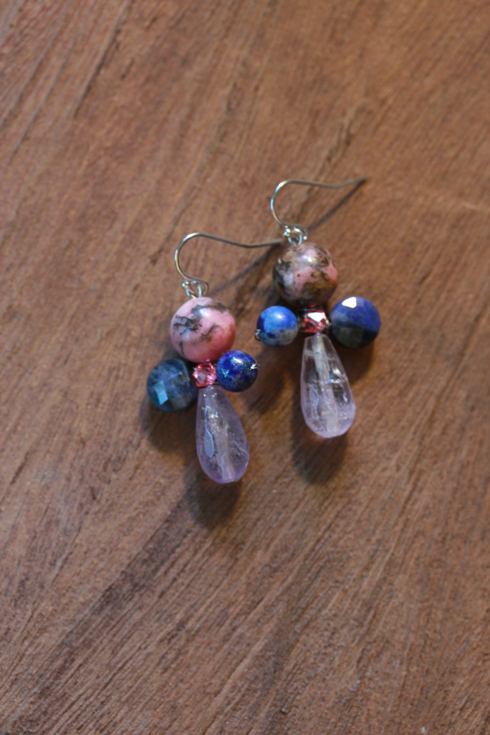 ต่างหูหินแท้ "Little Vivian" Rhodonite + Lavender Amethyst Earring (For Wealth)