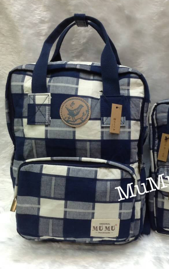 กระเป๋าเป้ผ้าสะพายหลัง mumu ลายสก๊อตน้ำเงินขาว (Size L)