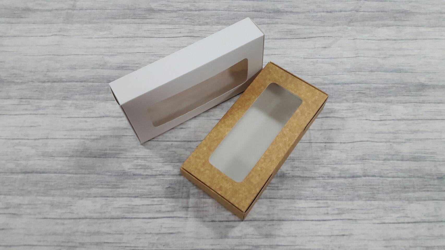 กล่องบราวนี่ กล่องขนม กล่องเอนกประสงค์ กล่องทรงหูช้างแบบฝาเสียบหน้า สีคราฟท์น้ำตาลอ่อน(CKB) ขนาด 10x20.5x3.8 ซม.(ฝาหน้าต่างพลาสติก) ราคา 205 บาทต่อแพ็ค (20 ใบ)