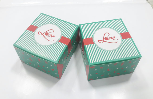 กล่องสแน็ค กล่องอาหารว่าง ลายเชอรี่ กว้าง 12.7 x ยาว12.7 x สูง 6.5 ซม. ราคา 95 บาทต่อแพ็ค (20 ใบ)