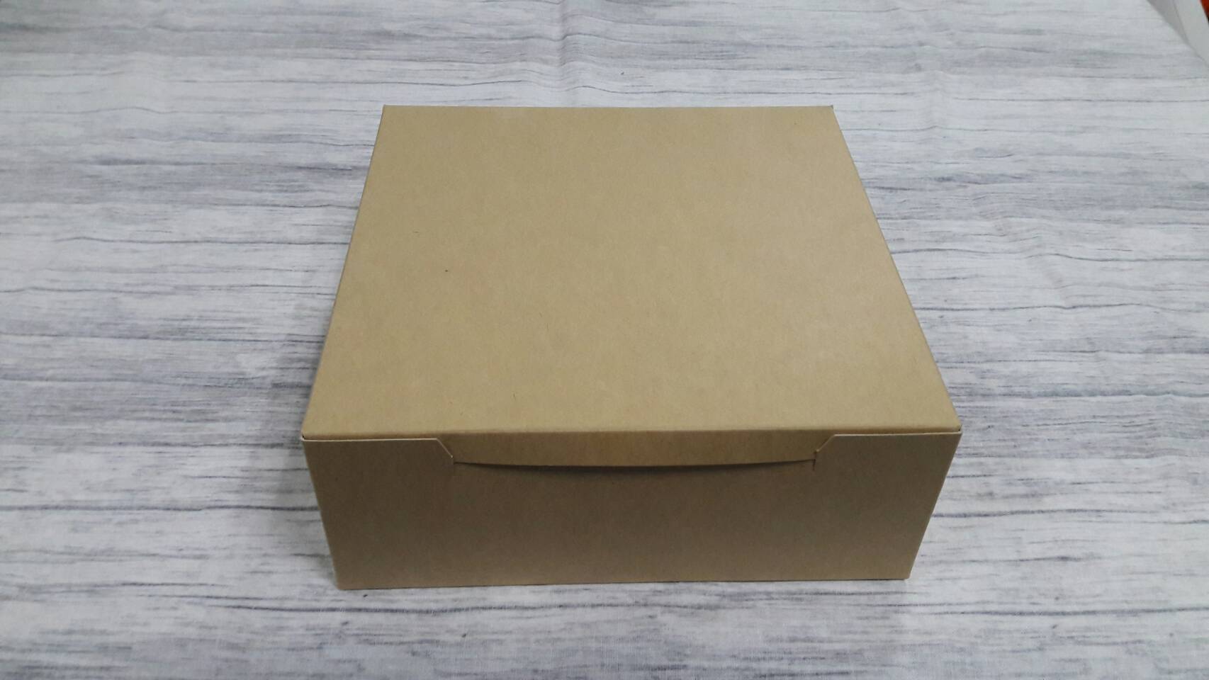 กล่องขนม กล่องเค้ก กล่องคัพเค้ก กล่องบราวนี่ กล่องชิฟฟ่อน กล่องช้อคโกแล็ต กล่องคุ๊กกี้ กล่องสแน็ค สีคราฟท์น้ำตาลอ่อน 18x18x7 ซม. ราคา 200 บาท ต่อแพ็ค (20ใบ)