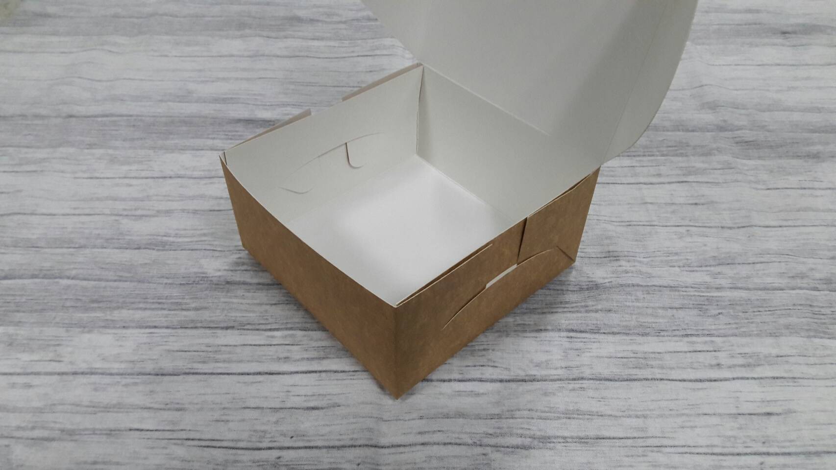 กล่องสแน็ค กล่องอาหารว่าง Snack Box ขนาด 13.5x13.5x7.0 ซม. กล่องคอฟฟี่เบรค กล่องคัพเค้ก แบบไม่มีหน้าต่าง สีคราฟท์น้ำตาลอ่อน(CKB) ราคา 145 บาทต่อแพ็ค(20ใบ)