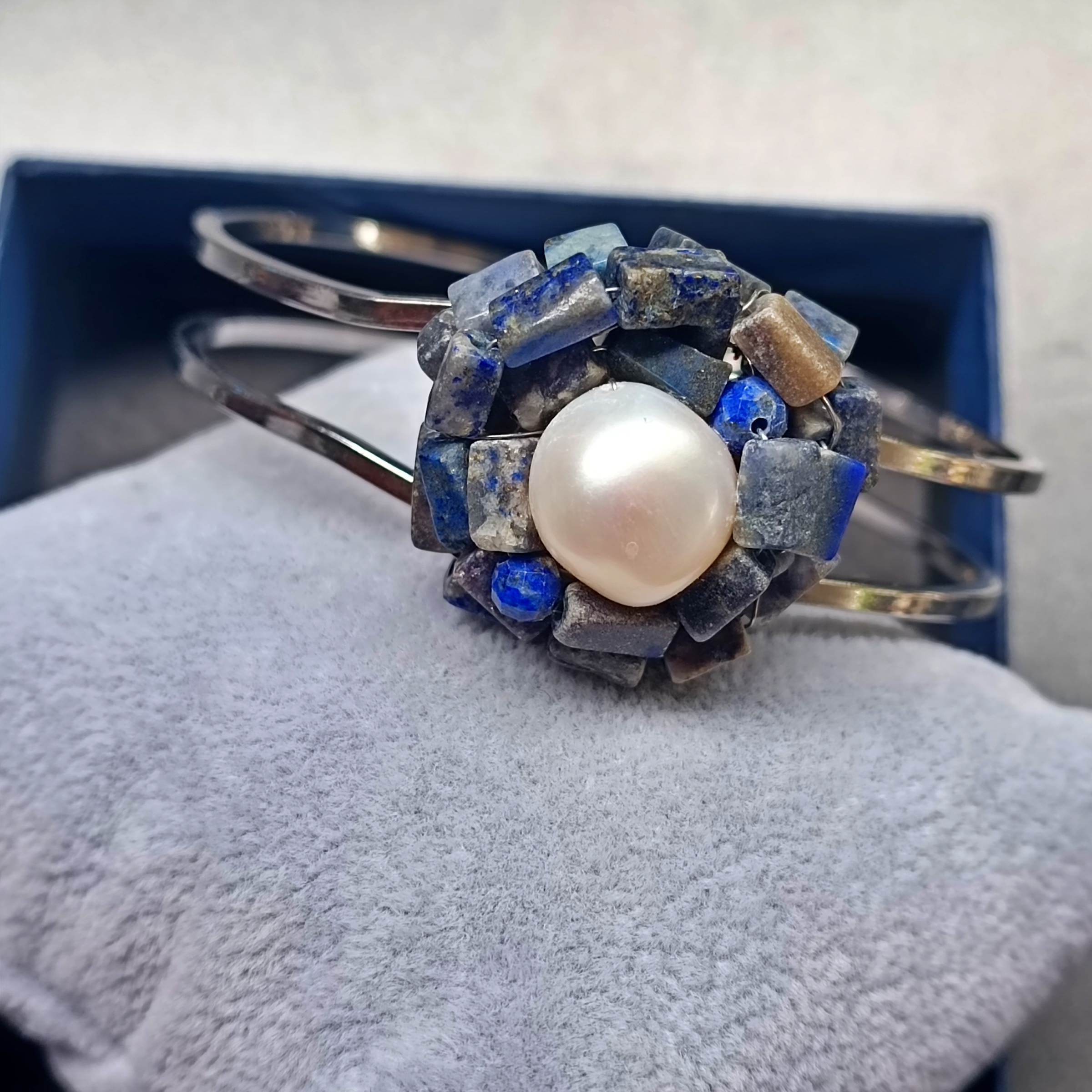ข้อมือ"ง้าง งับ" Natural Pearl + Lapis Lazuli Bangles (เจรจาเรียกทรัพย์ เสริมญาณหยั่งรู้)