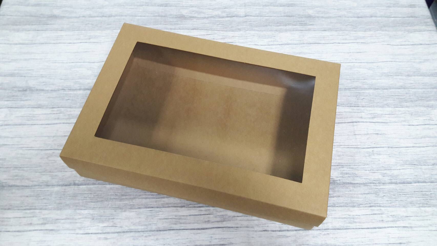 กล่องฝาครอบ กล่องแบบมีฝาครอบ กล่องของขวัญ กล่องอเนกประสงค์ ขนาด 20.5 x 30.0 x 7.0 cm. สีคราฟท์น้ำตาล (หน้าต่างพลาสติก) ราคา 670 บาทต่อแพ็ค(20ใบ)