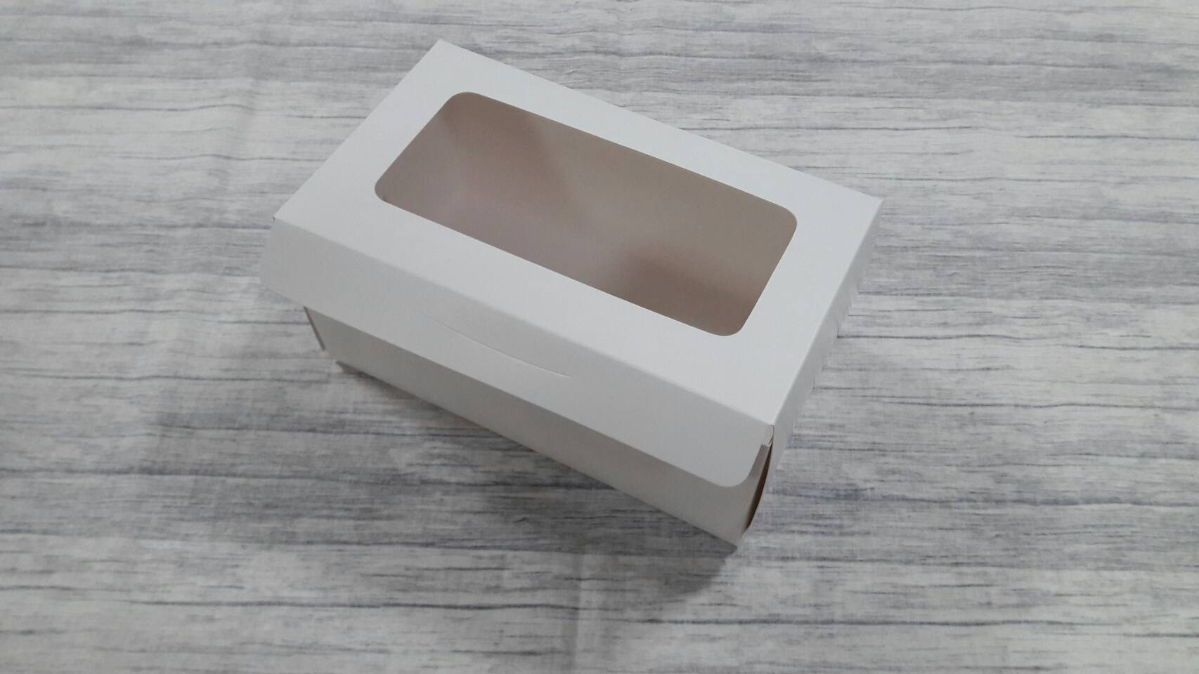 กล่องเค้กโรล กล่องแยมโรล กล่องทรงยาว กล่องเค้ก กล่องขนม กล่องคัพเค้ก ขนาด 13x22.5x10.5 ซม. (หน้าต่างพลาสติก) สีขาว ราคา 270 บาทต่อแพ็ค (20 ใบ)