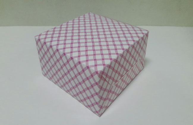 กล่องสแน็ค กล่องอาหารว่าง สีชมพูลายสก๊อต กว้าง 12.7 x ยาว12.7 x สูง 6.5 ซม. ราคา 95 บาทต่อแพ็ค (20 ใบ)