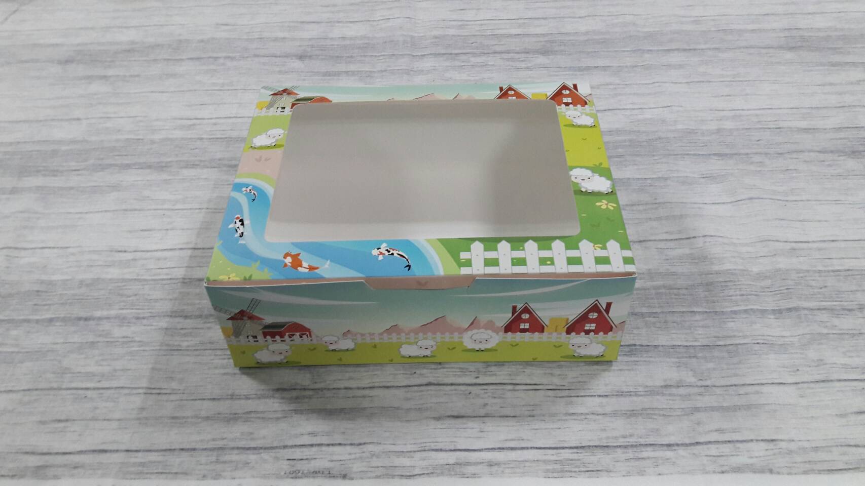 กล่องขนม กล่องเค้ก กล่องคัพเค้ก กล่องบราวนี่ กล่องชิฟฟ่อน กล่องสแน็ค ขนาด 17.5x22.0x7.4 ซม. สีลายน้องมุก(แกะชมพู) แบบฝาหน้าต่างพลาสติก ราคา 270 บาท(ต่อแพ็ค20ใบ)