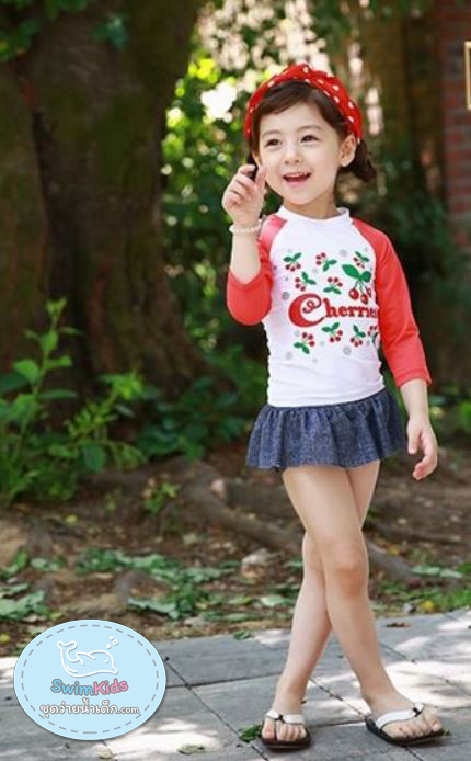 ชุดว่ายน้ำเด็กผู้หญิง ลายเชอรี่สีแดง Cherries แขนสามส่วน กระโปรงกางเกงลายยีนส์ ไม่มีหมวก