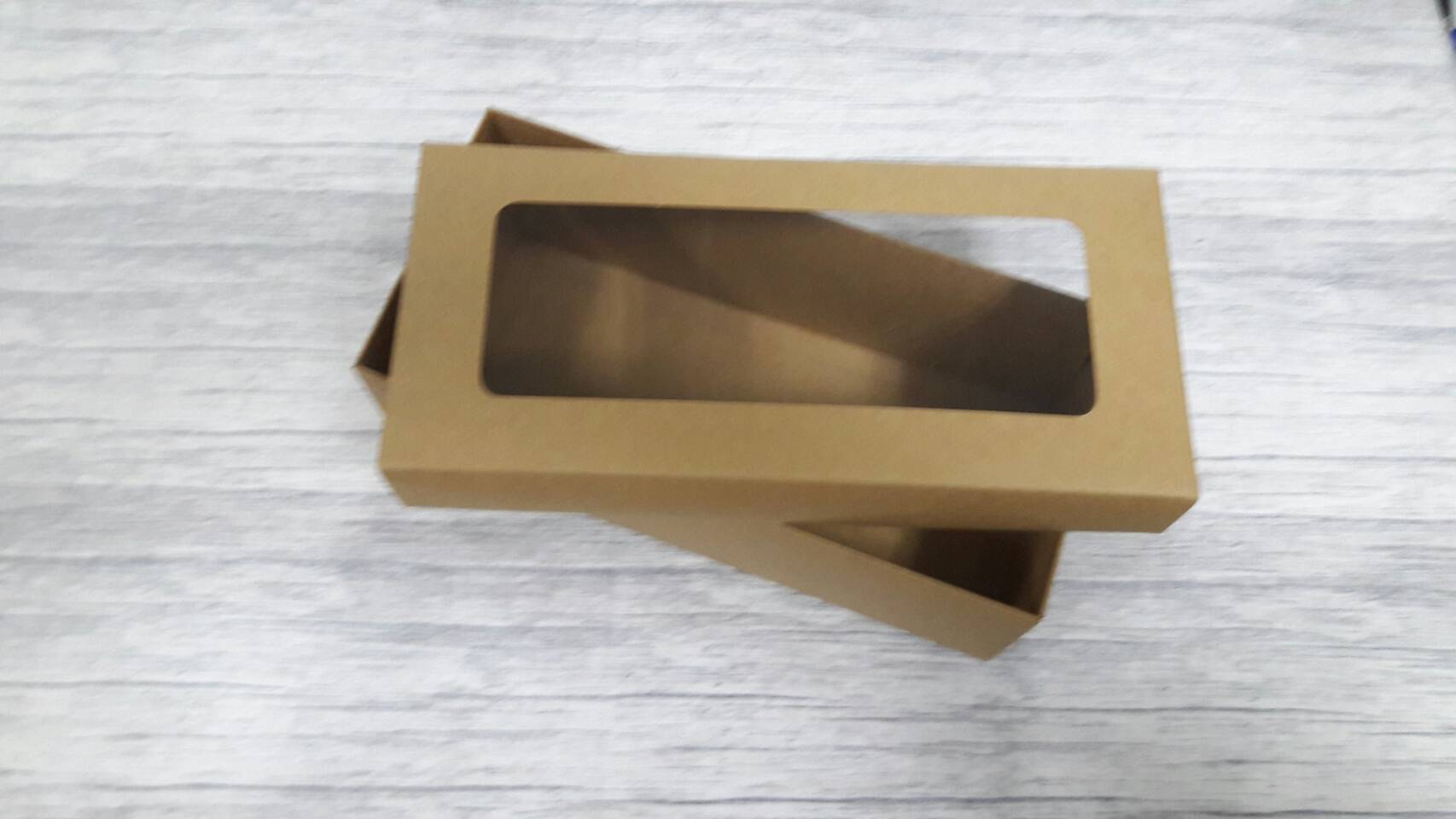 กล่องของขวัญ กล่องแบบมีฝาครอบ กล่องอเนกประสงค์ขนาด 12.0 x 26.0 x 9.5 cm. สีคราฟทน้ำตาลเข้ม (แบบมีหน้าต่างพลาสติก) ราคา 550 บาท ต่อแพ็ค (20 ใบ)