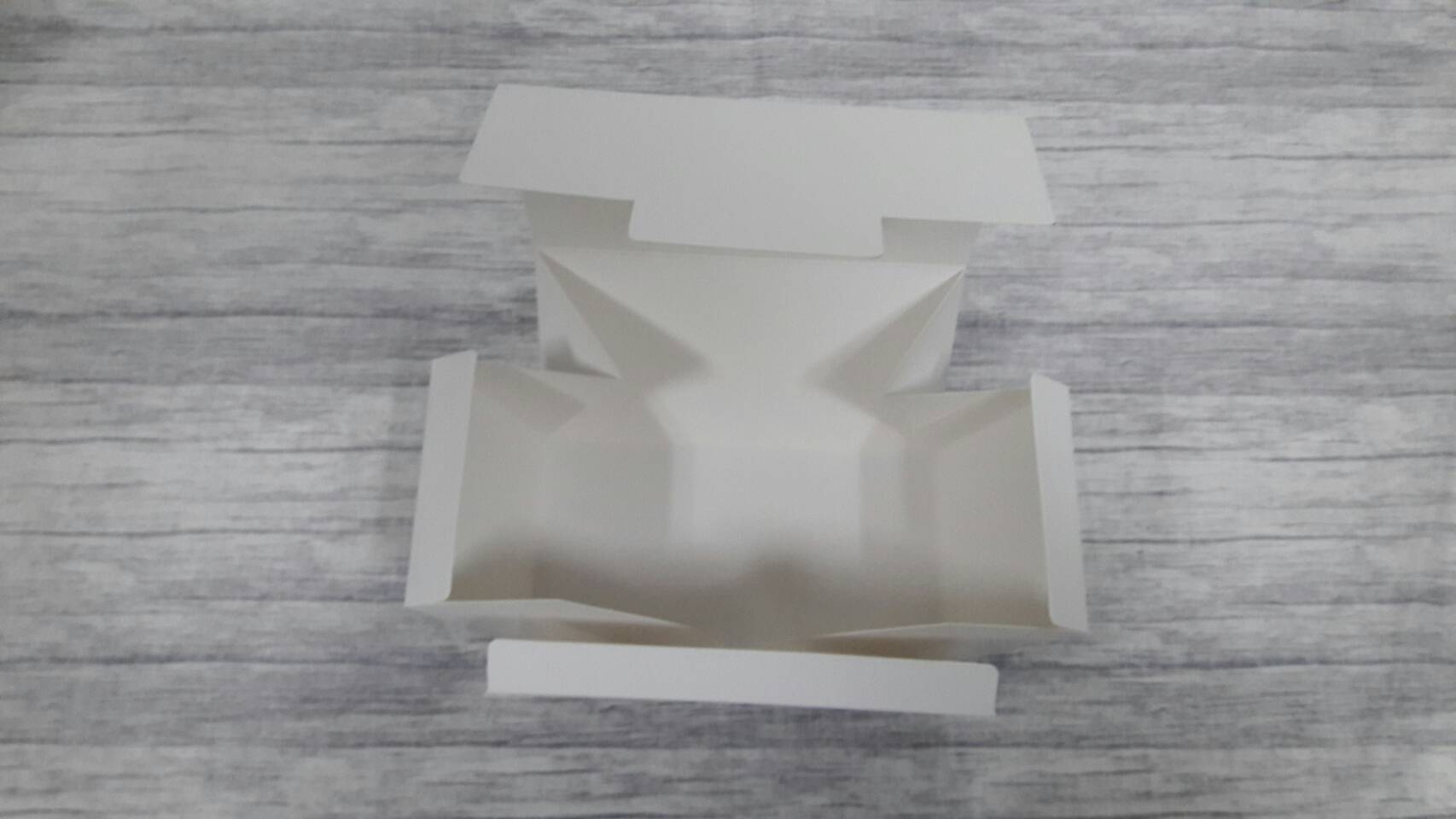 กล่องเค้กโรล กล่องคัพเค้ก 2 ชิ้น กล่องเค้ก 2 ชิ้น กล่องขนม สีขาว ขนาด 9 x 16.8 x 9 ซม.( กระดาษหนา 270 แกรม) ราคา 175 บาทต่อแพ็ค (20 ใบ)