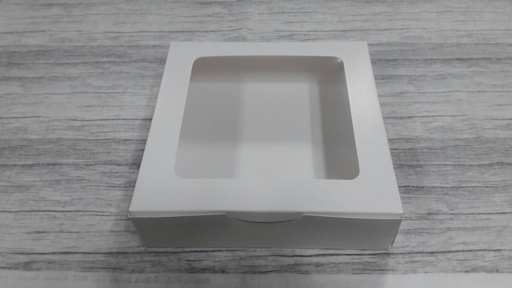 กล่องทรงแบน (มีหน้าต่างพลาสติก) กล่องเค้ก 1 ปอนด์ทรงเตี้ย กล่องคัพเค้ก กล่องขนม กล่องจัดเบรค กล่องอเนกประสงค์ ขนาด 20x20x5.5 ซม.สีขาว ราคา 220 บาทต่อแพ็ค (20ใบ)