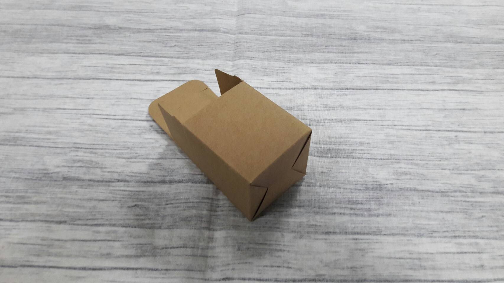 กล่องเอนกประสงค์ แบบทรงฝาปิดเปิด ท้ายก้นขัด กล่องของขวัญ กล่องเครื่องสำอางค์ สีคราฟท์น้ำตาลเข้ม ขนาด 5x5x5.5 ซม. ราคา 205 บาทต่อแพ็ค(50 ใบ)