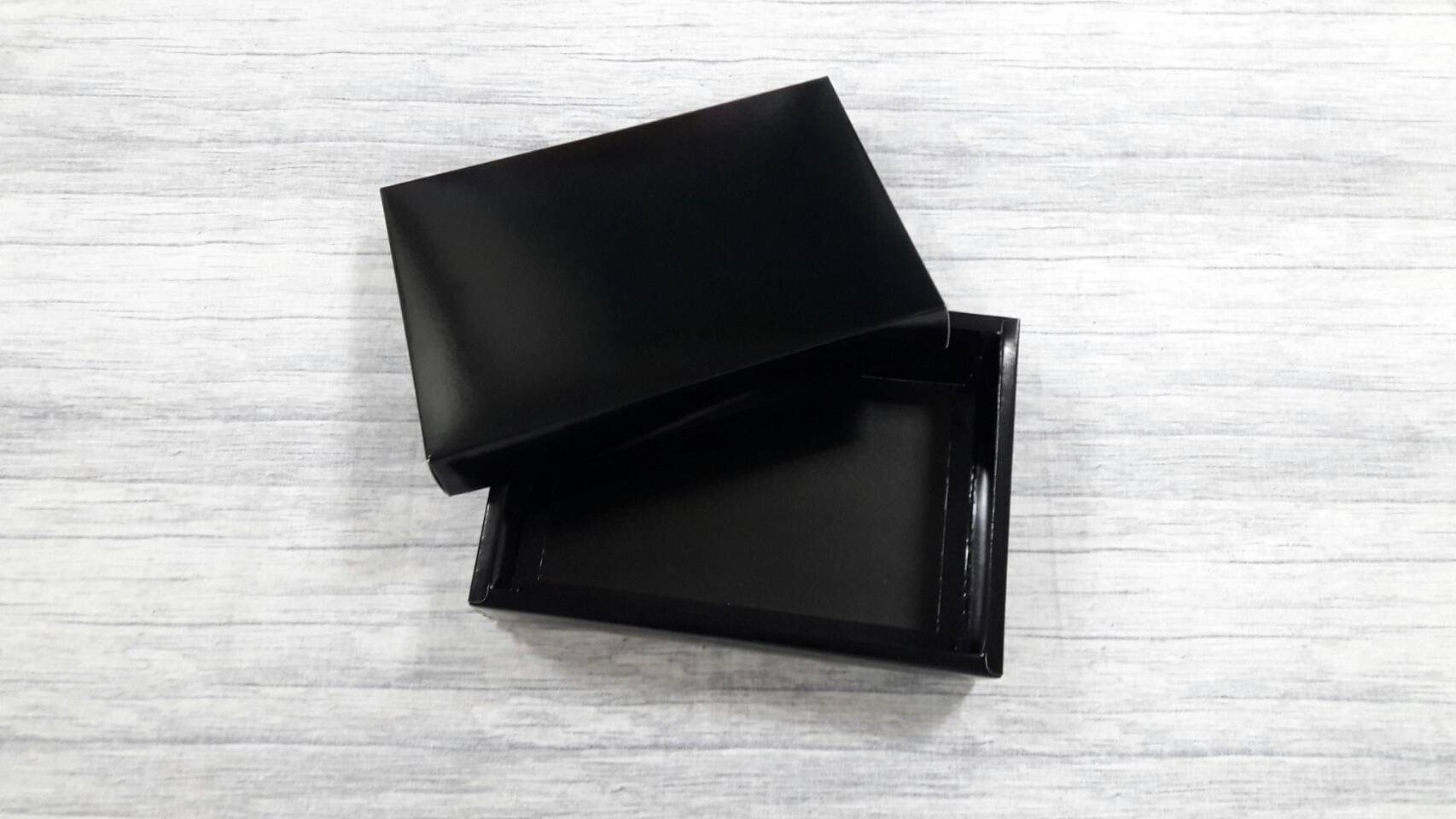 กล่องของขวัญ กล่องฝาครอบ กล่องอเนกประสงค์ กล่องของที่ระลึก ขนาด 16.2x22.5x4.5 ซม.สีดำ เคลือบอาบเงา (แบบฝาทึบ) ราคา 410 บาทต่อแพ็ค (20 ใบ)