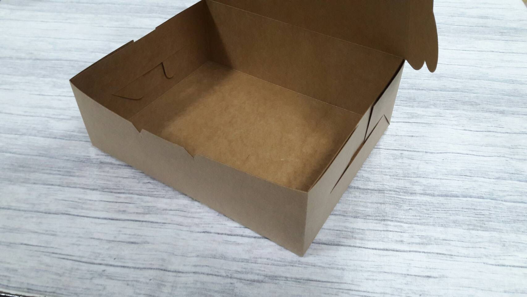 กล่องขนม กล่องเค้ก กล่องคัพเค้ก กล่องบราวนี่ กล่องชิฟฟ่อน กล่องสแน็ค ขนาด 17.5x22.0x7.4 ซม. สีคราฟท์น้ำตาลเข้ม KP(FDA) แบบฝาทึบ ราคา 230 บาทต่อแพ็ค(20ใบ)