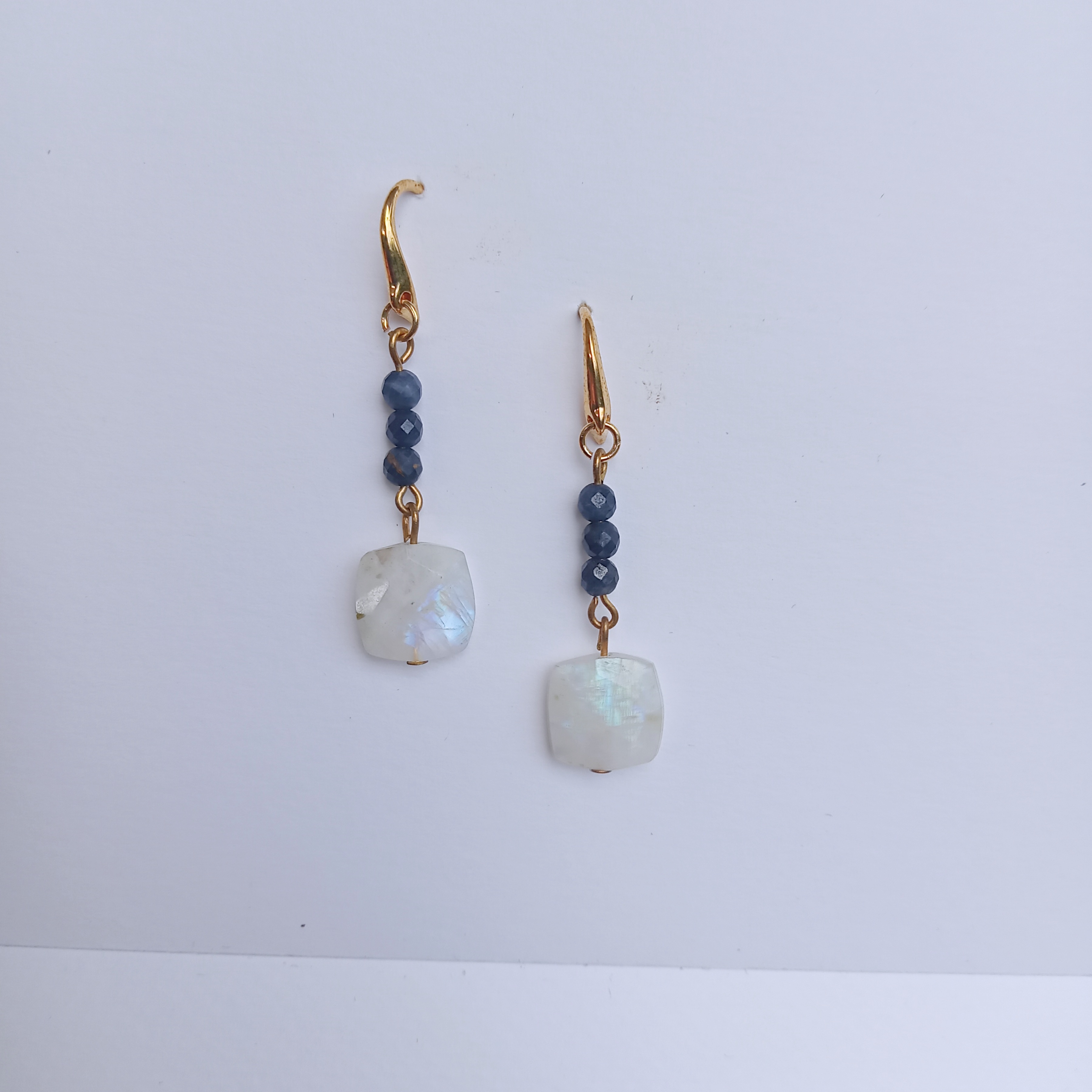 ต่างหูหินแท้ Moonstone+ Sapphire Earring (เสริมเสน่ห์ )