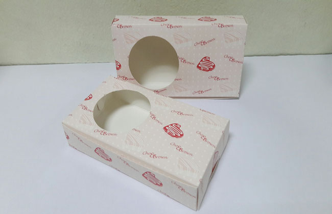 กล่องบราวนี่ 2-3 ชิ้น กล่องทรงแบน กล่องช็อคโกแลต กล่องขนม สีลายบราวนี่ ขนาด 8.0 x 15.0 x 3.0 ซม. ราคา 100 บาท ต่อแพ็ค (20 ใบ)