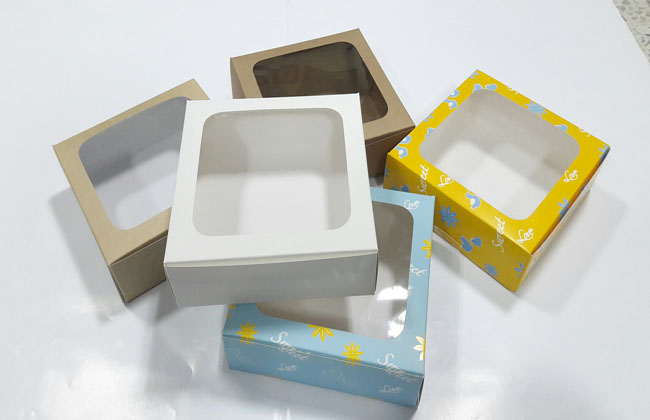 กล่องบราวนี่ กล่องชิฟฟ่อน กล่องช๊อกโกแลต กล่องพาย กล่องขนมเปี๊ยะ สีคราฟท์น้ำตาลเข้ม กว้าง15.0 x ยาว 15.0 x สูง 5.0 ซม. ราคา 160 บาทต่อแพ็ค (20ใบ)