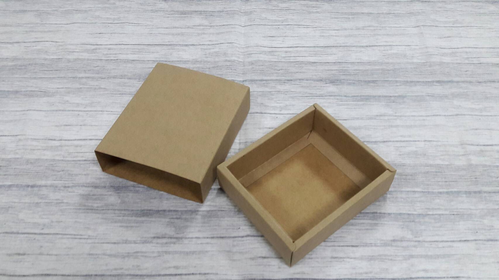 กล่องสไลด์ กล่องของขวัญ กล่องของที่ระลึก กล่องอเนกประสงค์ กล่องแบบฝาสไลด์ สีคราฟท์น้ำตาลเข้ม ขนาด 10.7x12.7x3.4 ซม. ราคา 215 บาท (20 ใบ ต่อแพ็ค)