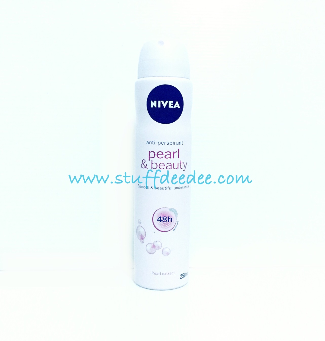 สเปรย์ลดเหงื่อและระงับกลิ่นกาย Nivea Pearl & Beauty สารสกัดจากไข่มุก พร้อมคุณค่าสารบำรุงผิว 10 ชนิด 0% สารเคมี ให้ผิวดูขาวกระชับ เรียบเนียนใส เปล่งปลั่งเป็นประกาย