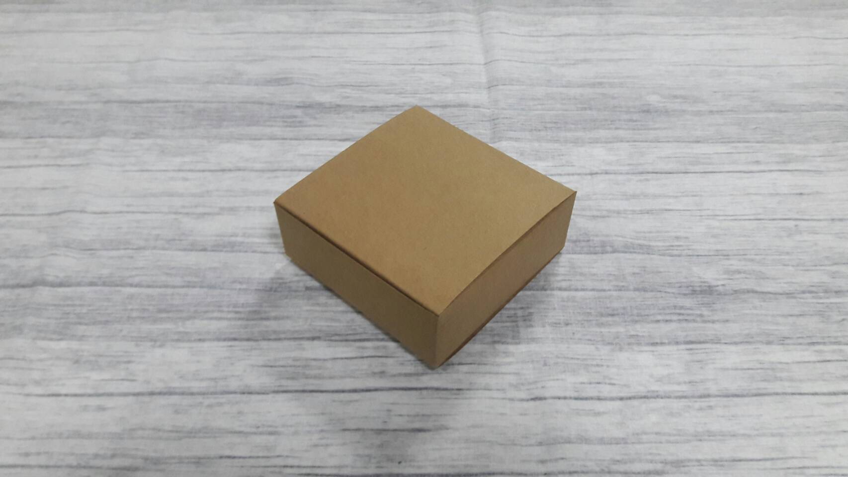 กล่องของขวัญ กล่องแบบฝาหัวท้าย กล่องอเนกประสงค์ สีคราฟท์น้ำตาลเข้ม ขนาด10.5x10.5x4 ซม. กล่องของที่ระลึก กล่องเครื่องสำอางค์ กล่องของใช้ ราคา 155 บาท/20 ใบ