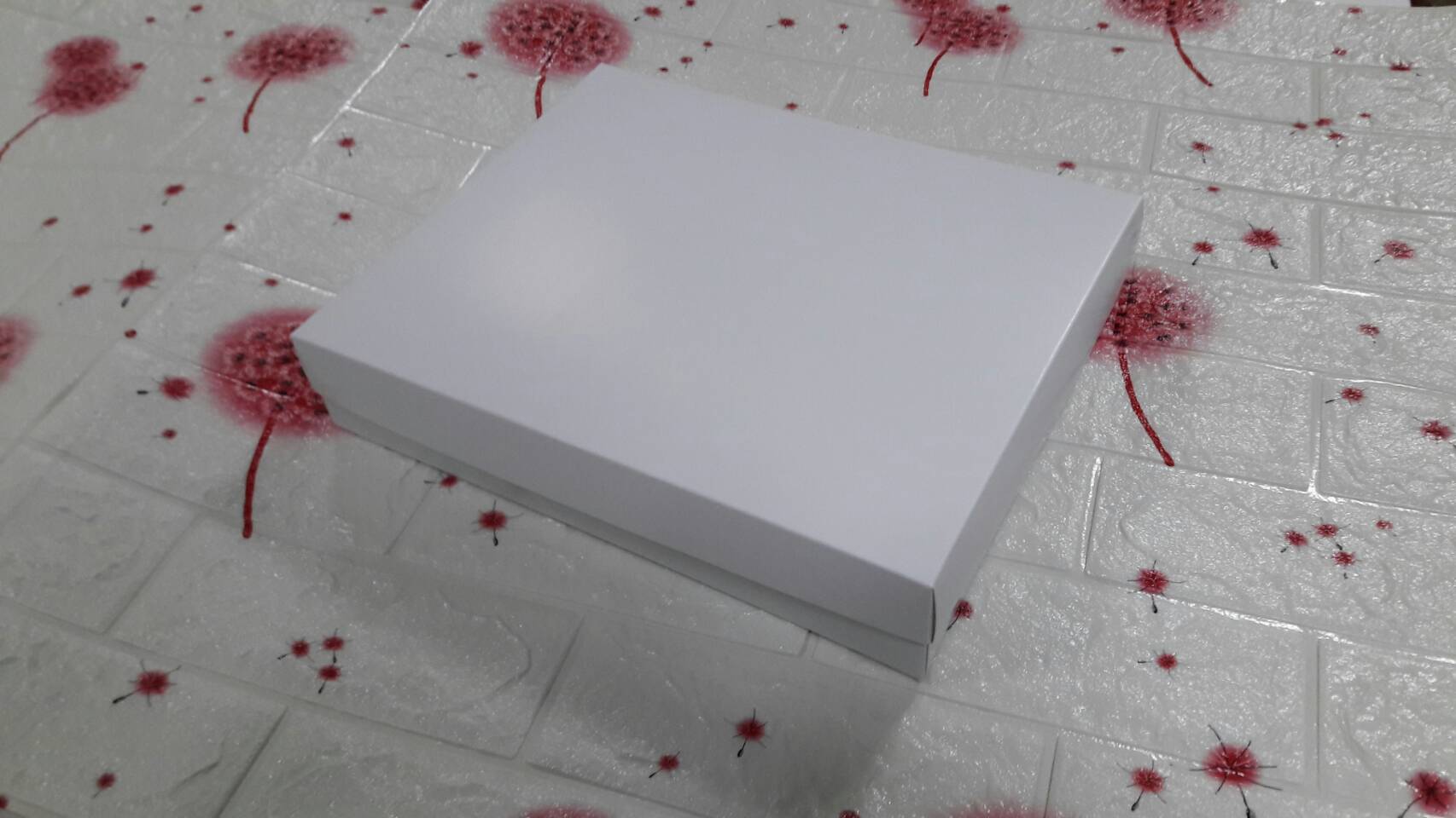 กล่องฝาครอบ กล่องของที่ระลึก กล่องอเนกประสงค์ กล่องของขวัญ กล่องของใช้ กล่องใส่ผ้าไหม ขนาด 26.0 x 32.0 x 6.2 ซม. สีขาว ราคา 630 บาทต่อแพ็ค(20 ใบ)