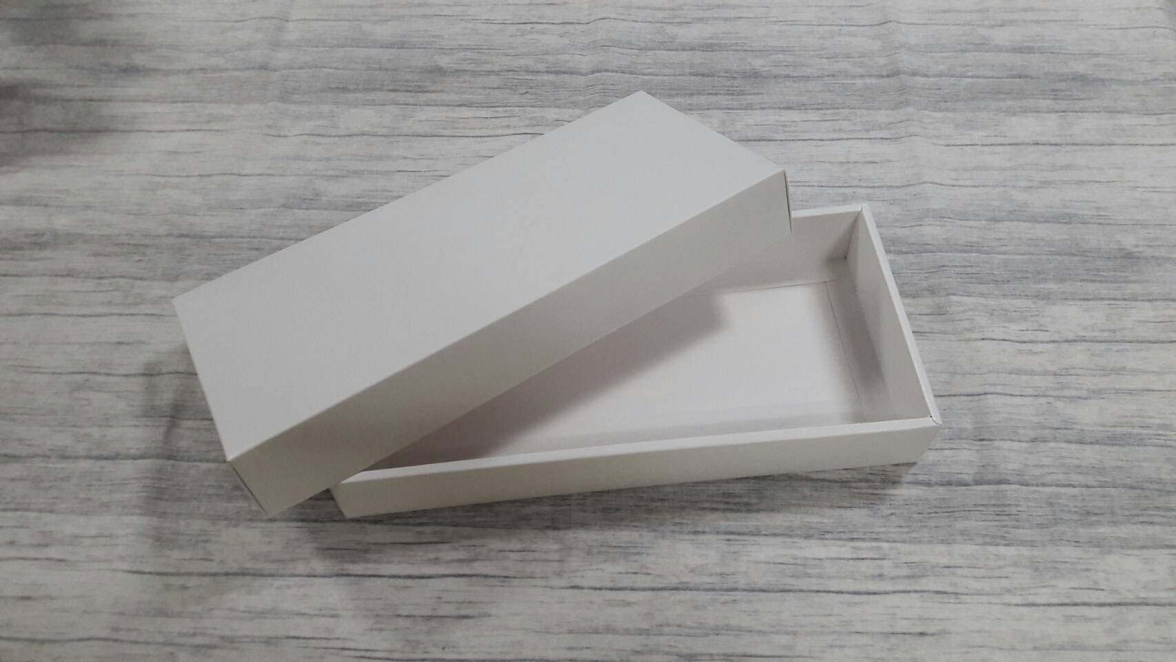 กล่องฝาครอบ กล่องของขวัญ กล่องอเนกประสงค์ กล่องแบบมีฝาครอบ สีขาว ขนาด 14.0x29.5x4.0ซม.(ฝาทึบ) ราคา 370 บาท ต่อแพ็ค (20 ใบ)