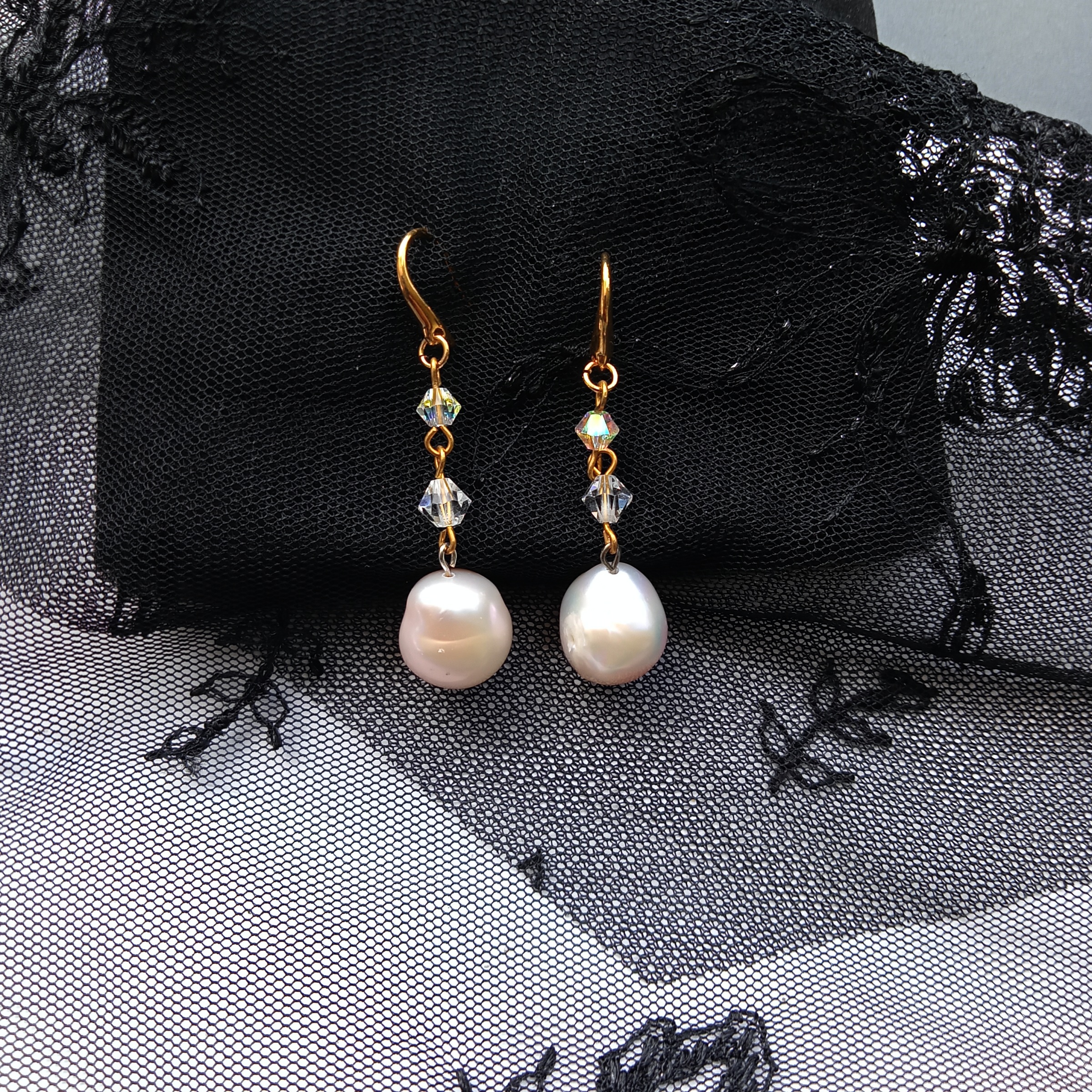 Baroque Pearl Earring ต่างหูมุกแท้ ทรงบารอค ประดับคริสตัล