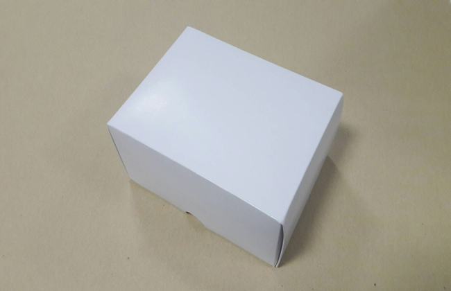 กล่องพับขึ้นรูปพร้อมใช้งาน กล่องของขวัญ กล่องของที่ระลึก ล่องอเนกประสงค์ กล่องแบบฝาครอบ สีขาว ขนาด 12.2x16.2x8 ซม. ราคา 450 บาท ต่อแพ็ค(10 ใบ) (รวมค่าจัดส่งแล้ว)