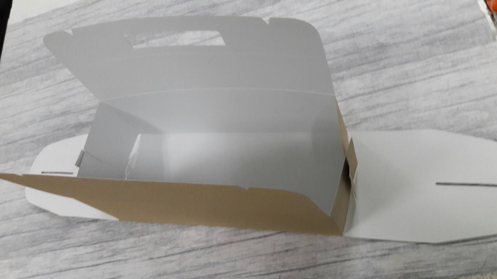 กล่องหูหิ้ว กล่องเค้กโรล กล่องอเนกประสงค์ กล่องคัพเค้ก กล่องเค้ก กล่องคุ๊กกี้ กล่องขนม สีคราฟท์น้ำตาลอ่อน ขนาด 12 x 28 x สูง 9 ซม. ราคา 285 บาทต่อแพ็ค (20 ใบ)