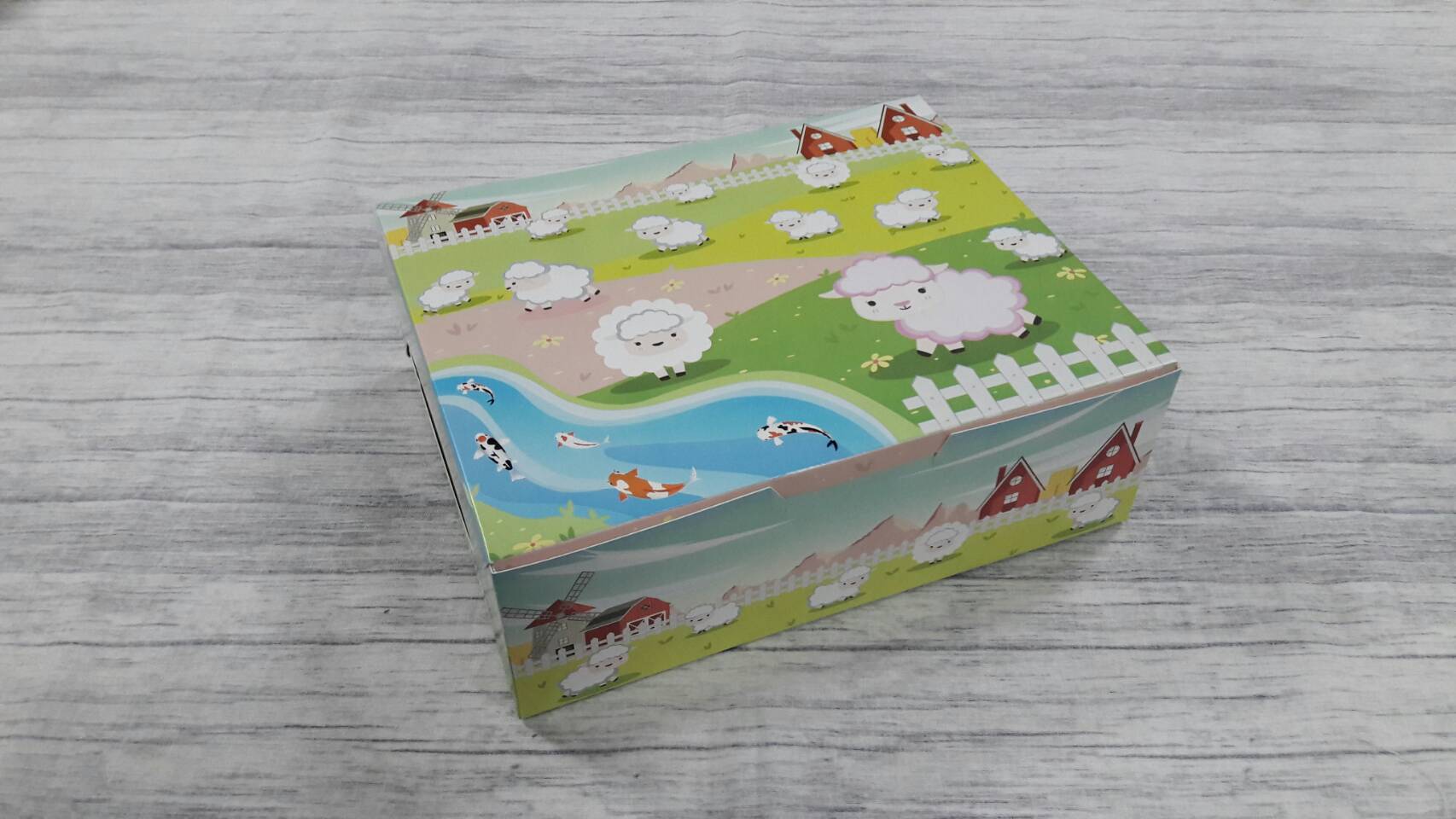 กล่องขนม กล่องเค้ก กล่องคัพเค้ก กล่องบราวนี่ กล่องชิฟฟ่อน กล่องสแน็ค ขนาด 17.5x22.0x7.4 ซม. สีลายน้องมุก(แกะชมพู) แบบฝาทึบ ราคา 230 บาท(ต่อแพ็ค20ใบ)