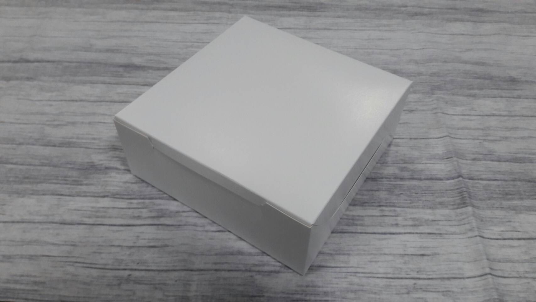 กล่องขนม กล่องเค้ก กล่องคัพเค้ก กล่องบราวนี่ กล่องชิฟฟ่อน กล่องสแน็ค ขนาด 18x18x7 ซม. สีขาว ราคา 185 บาท ต่อแพ็ค (20ใบ)