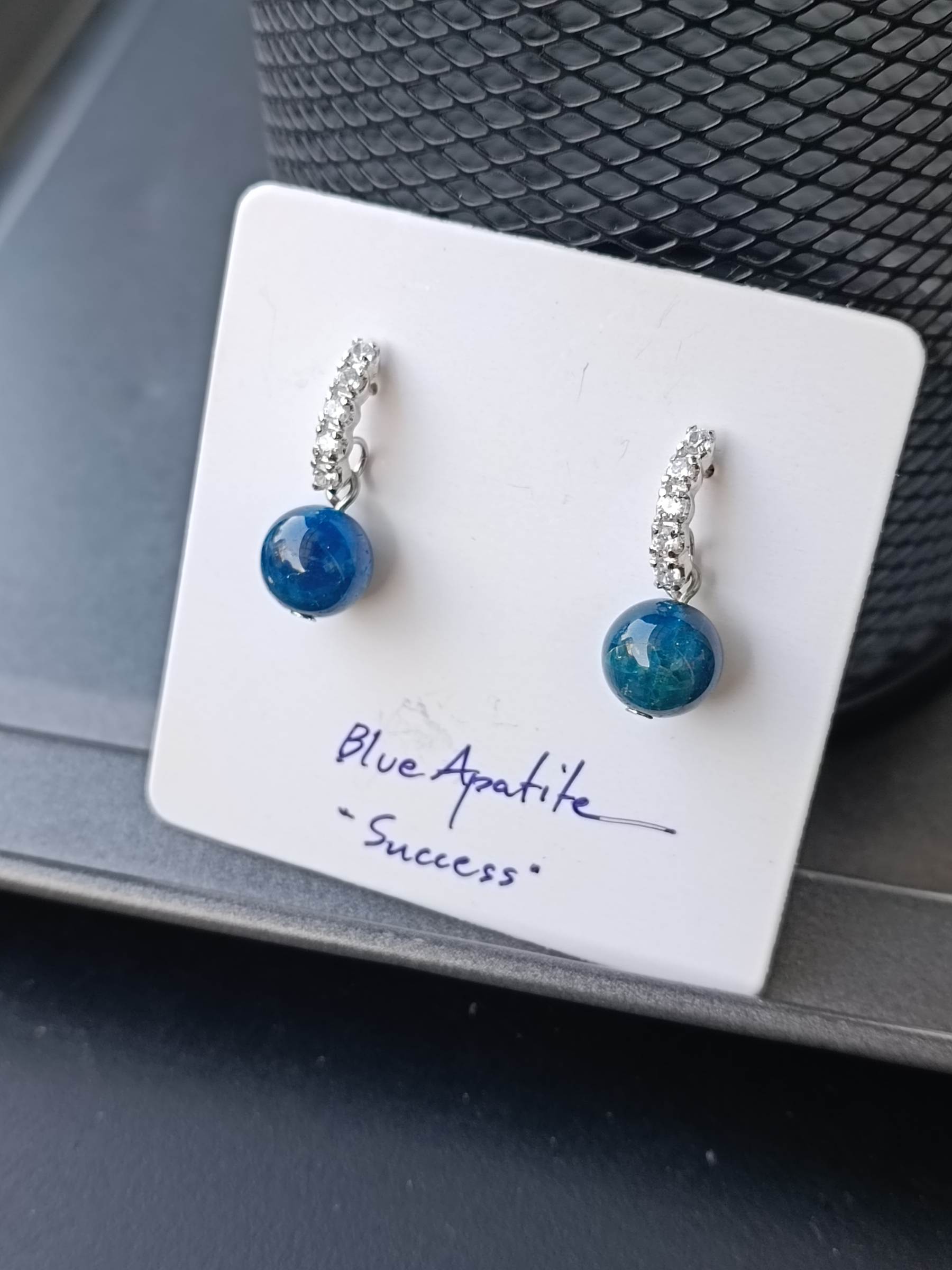 ต่างหูหินแท้ "Dazzling" Blue Apatite Earring (เสริมพลังงานการสื่อสาร)