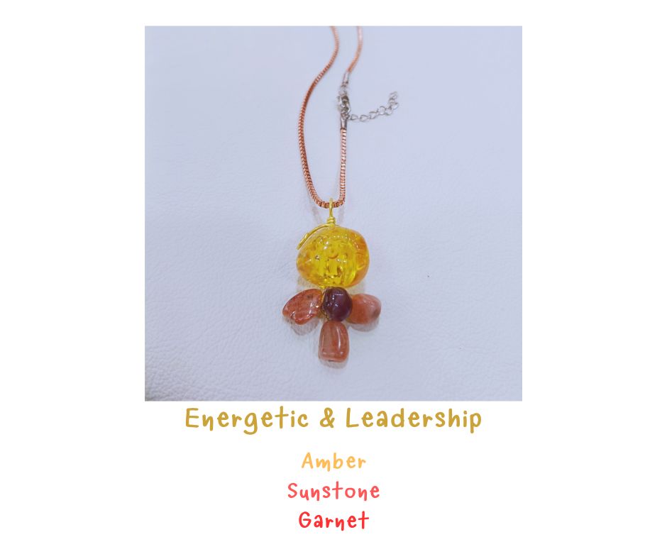 สร้อยจี้ "Little Vivian" Amber + Sunstone Necklace (เสริมพลังงานกระตุ้น รับทรัพย์ ปลุกไฟจินตนาการ)
