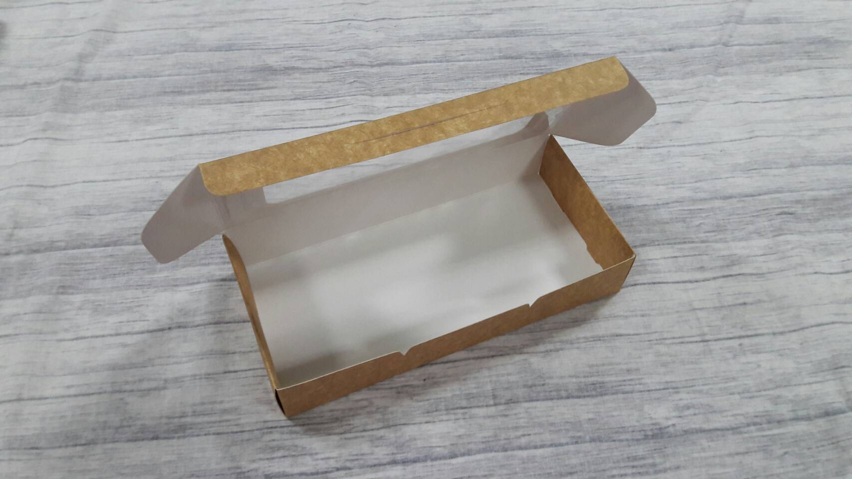 กล่องบราวนี่ กล่องขนม กล่องเอนกประสงค์ กล่องทรงหูช้างแบบฝาเสียบหน้า สีคราฟท์น้ำตาลอ่อน(CKB) ขนาด 10x20.5x3.8 ซม.(ฝาหน้าต่างพลาสติก) ราคา 205 บาทต่อแพ็ค (20 ใบ)