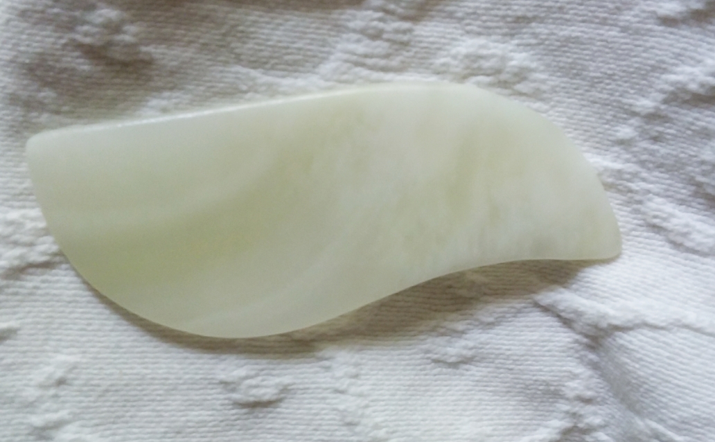 กัวซาแผ่นหยกขาวชนิดบางสำหรับผิวแพ้ง่าย (White Jade Scraping Facial Massage)