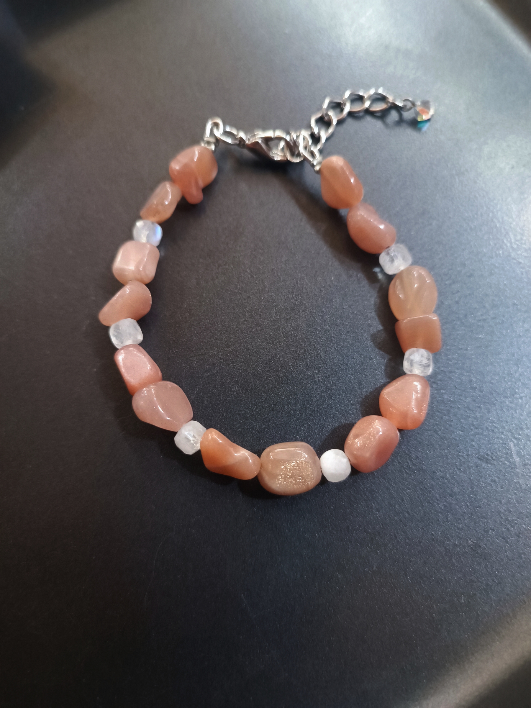 สร้อยข้อมือหินแท้ Peach Moonstone + Moonstone Bracelet (เสริมความสดใส สดชื่น อ่อนหวาน)