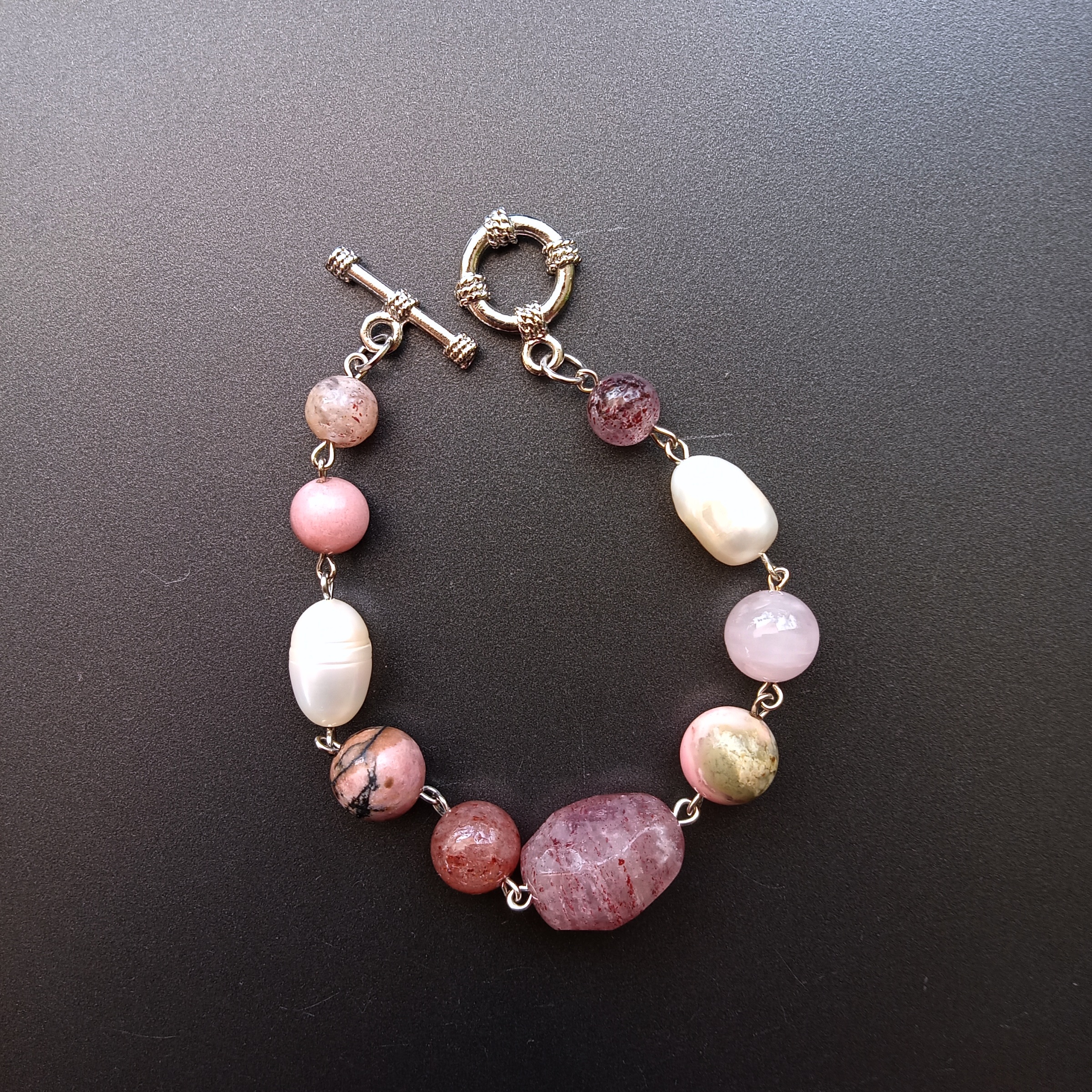 สร้อยข้อมือหินแท้ "Connected" Love Vibration Bracelet (Strawberry Quartz)