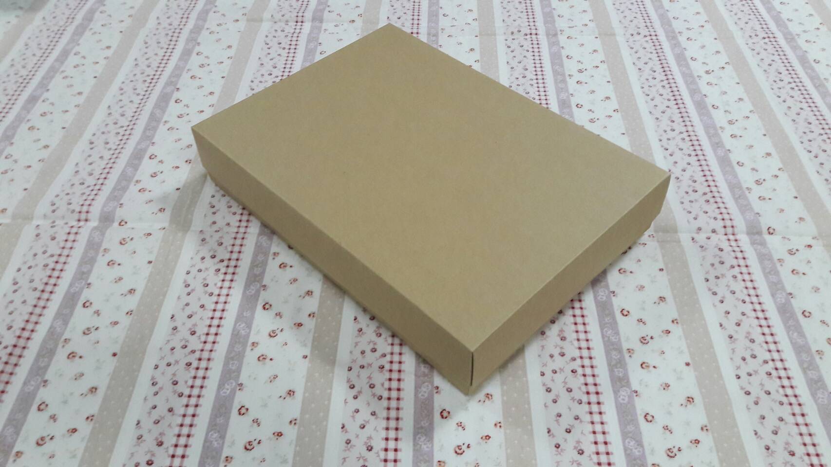 กล่องของขวัญ กล่องฝาครอบ กล่องของที่ระลึก กล่องอเนกประสงค์ กล่องของใช้ กล่องพวงมาลัย กล่องใส่ผ้าไหม ขนาด 19.6x27.2x5 ซม.สีคราฟท์น้ำตาลอ่อน ราคา 470 บาท/20 ใบ
