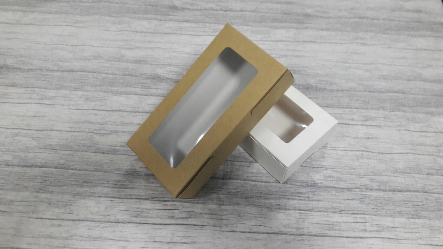 กล่องขนม กล่องเค้ก กล่องคัพเค้ก กล่องชิฟฟ่อน กล่องช้อคโกแล็ต กล่องคุ๊กกี้ สีคราฟท์น้ำตาลอ่อน ขนาด 9x18x4.5ซม.(มีหน้าต่างพลาสติก) ราคา 125 บาทต่อแพ็ค (20 ใบ)