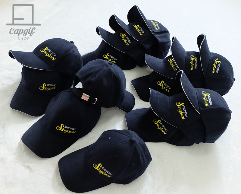 หมวกแก๊ปสีกรมบัคเคิ้ลเงินปักชื่อทีม
