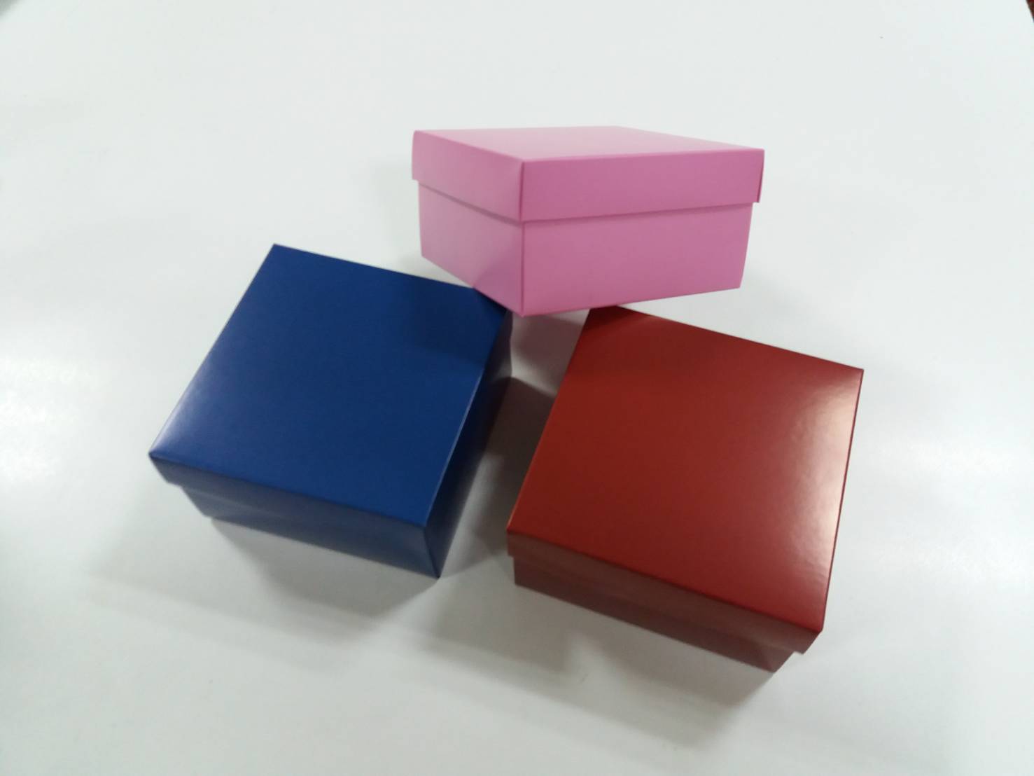 กล่องฝาครอบ กล่องอเนกประสงค์ กล่องของขวัญ กล่องที่ระลึก กล่องแบบมีฝาครอบ ขนาด 13 x 13 x 7 ซม. สีน้ำเงิน ราคา 380 บาท ต่อแพ็ค (20 ใบ)