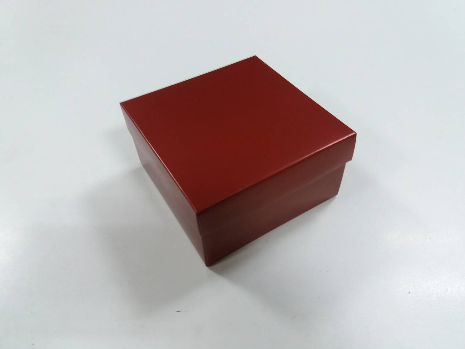 กล่องฝาครอบ กล่องอเนกประสงค์ กล่องของขวัญ กล่องที่ระลึก กล่องแบบมีฝาครอบ ขนาด 13 x 13 x 7 ซม. สีแดงเข้ม ราคา 380 บาท ต่อแพ็ค (20 ใบ)