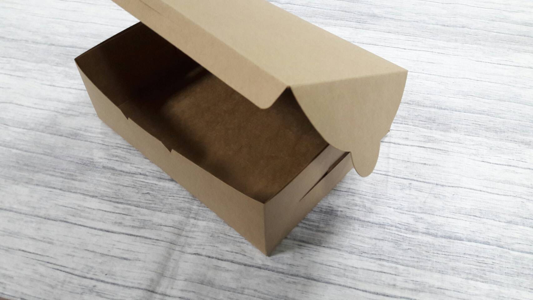 กล่องขนม กล่องเค้ก กล่องคัพเค้ก กล่องบราวนี่ กล่องชิฟฟ่อน กล่องสแน็ค ขนาด 17.5x22.0x7.4 ซม. สีคราฟท์น้ำตาลเข้ม KP(FDA) แบบฝาทึบ ราคา 230 บาทต่อแพ็ค(20ใบ)