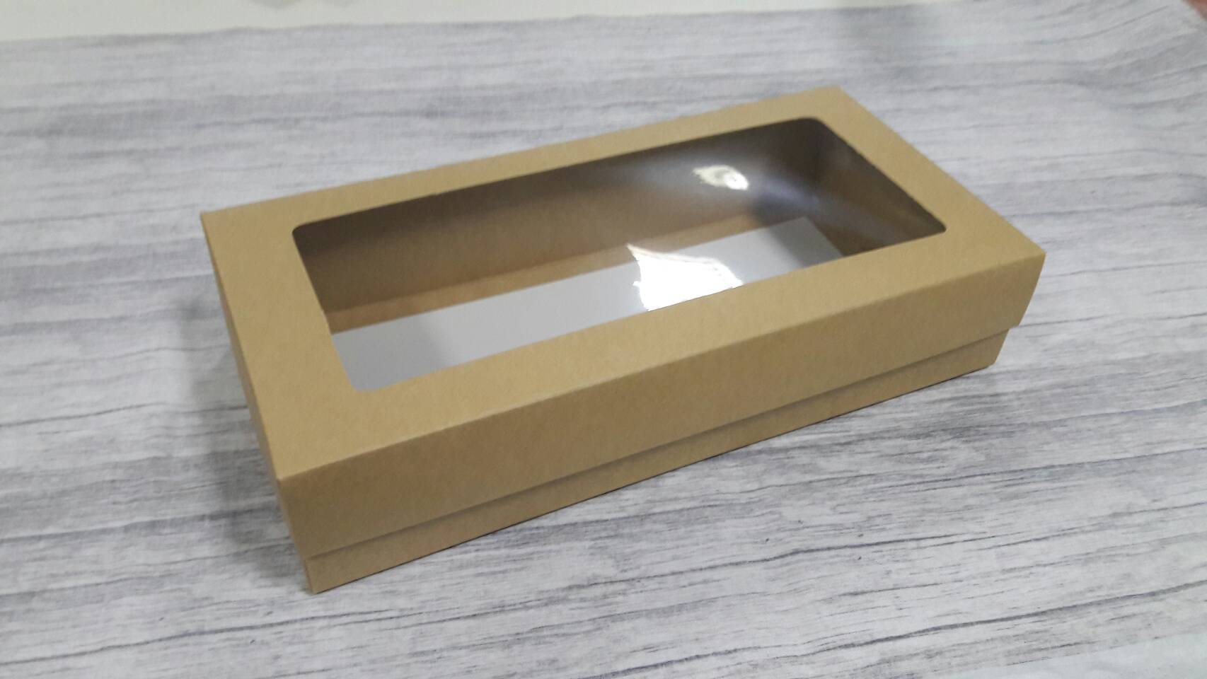 กล่องแบบมีฝาครอบ กล่องอเนกประสงค์ ขนาด 15 x 31 x 6.5 ซม. สีคราฟท์น้ำตาลอ่อน แบบมีหน้าต่างพลาสติก ราคา 535 บาท ต่อแพ็ค(20 ใบ)